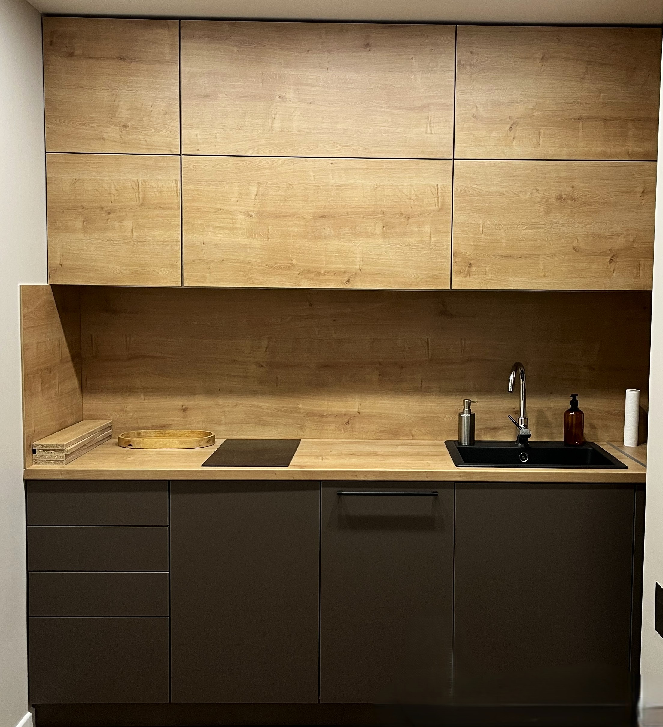 Egyedi gyártású modern konyhabútor fa hatású felső elemekkel és sötét alsó frontokkal