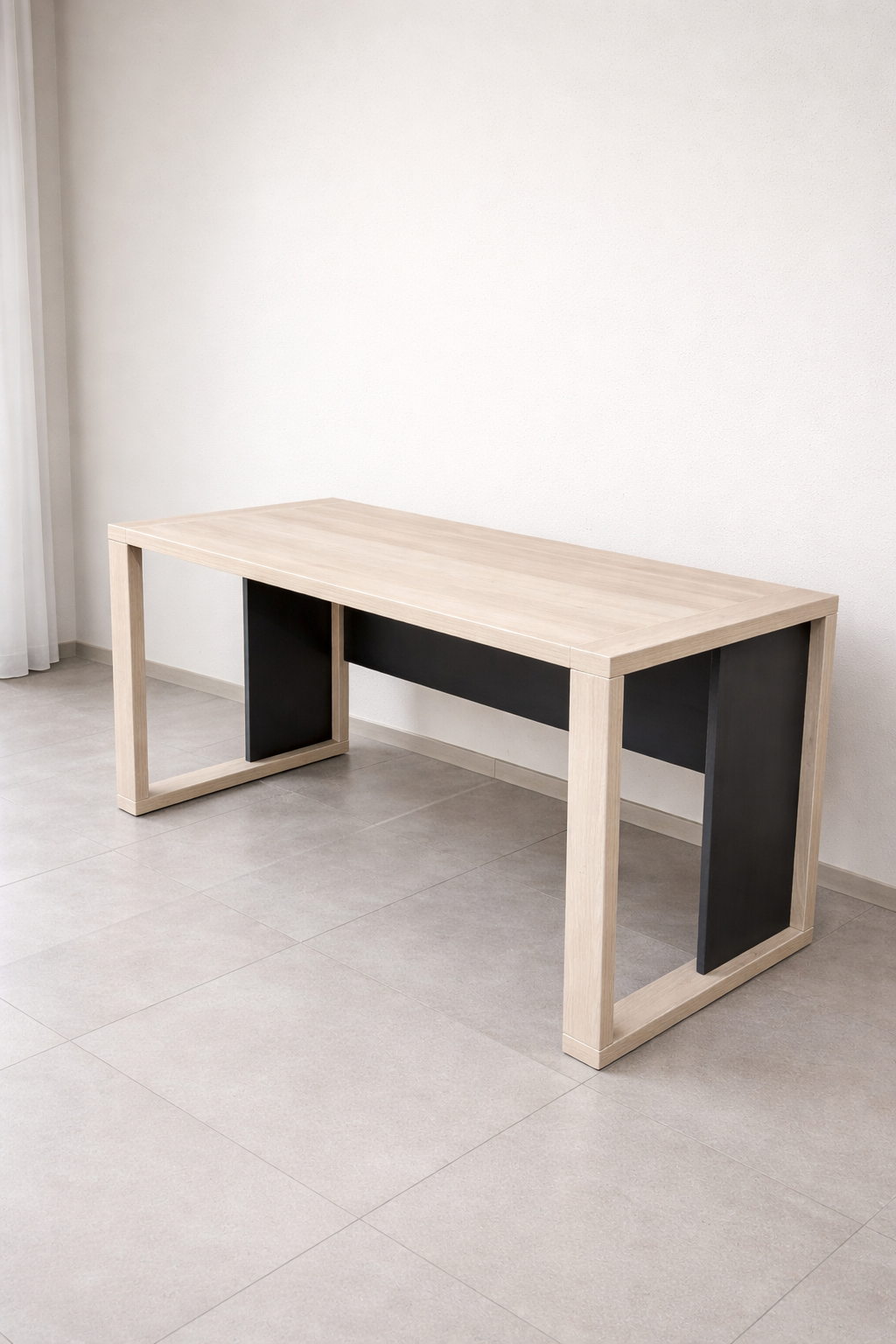 Letisztult fa és sötét betétes íróasztal modern enteriőrben